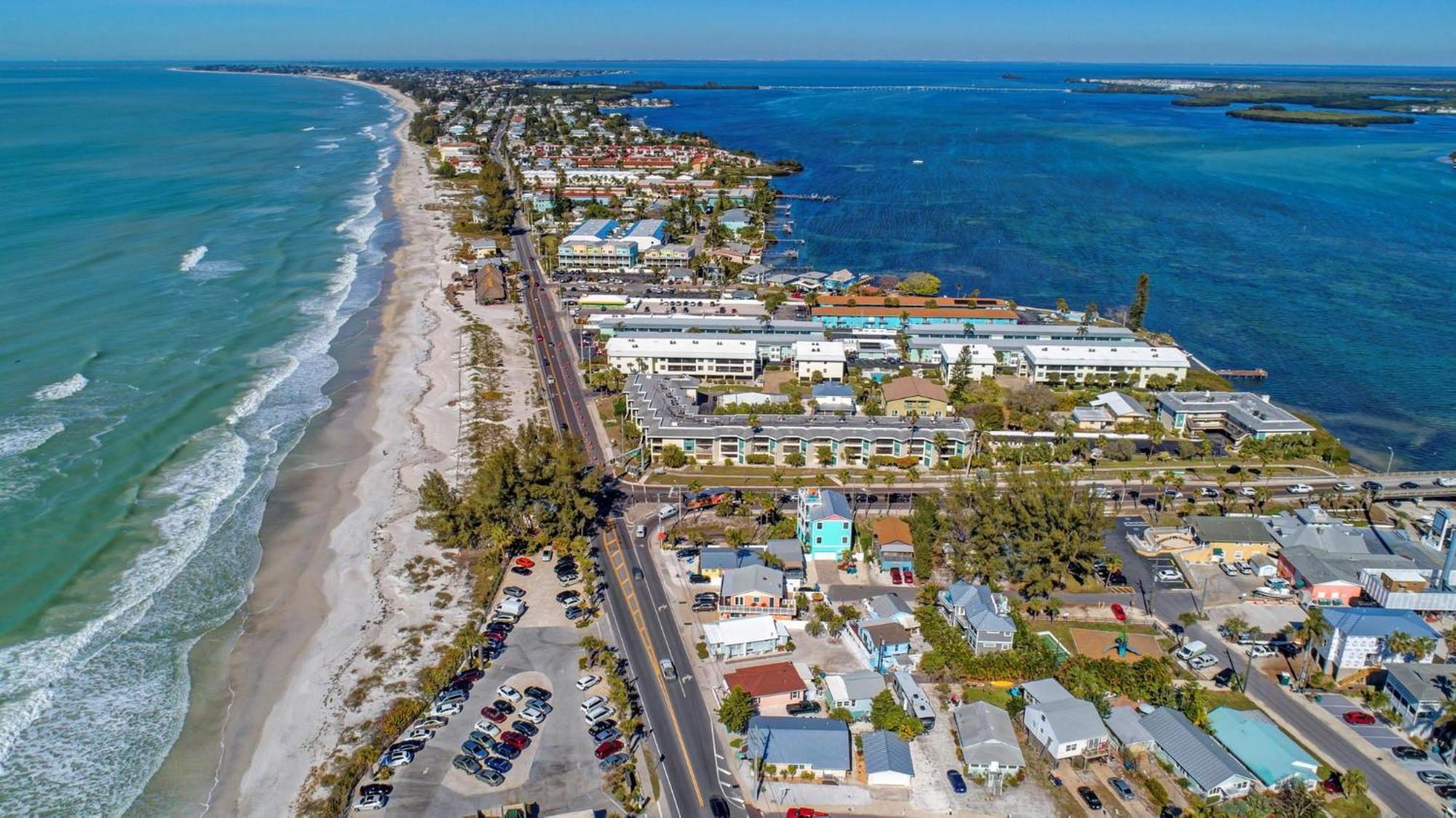Anna Maria Island Runaway Tropical Dream-One Minute Walk To The Beach-Heated Pool Bradenton Beach Exterior foto