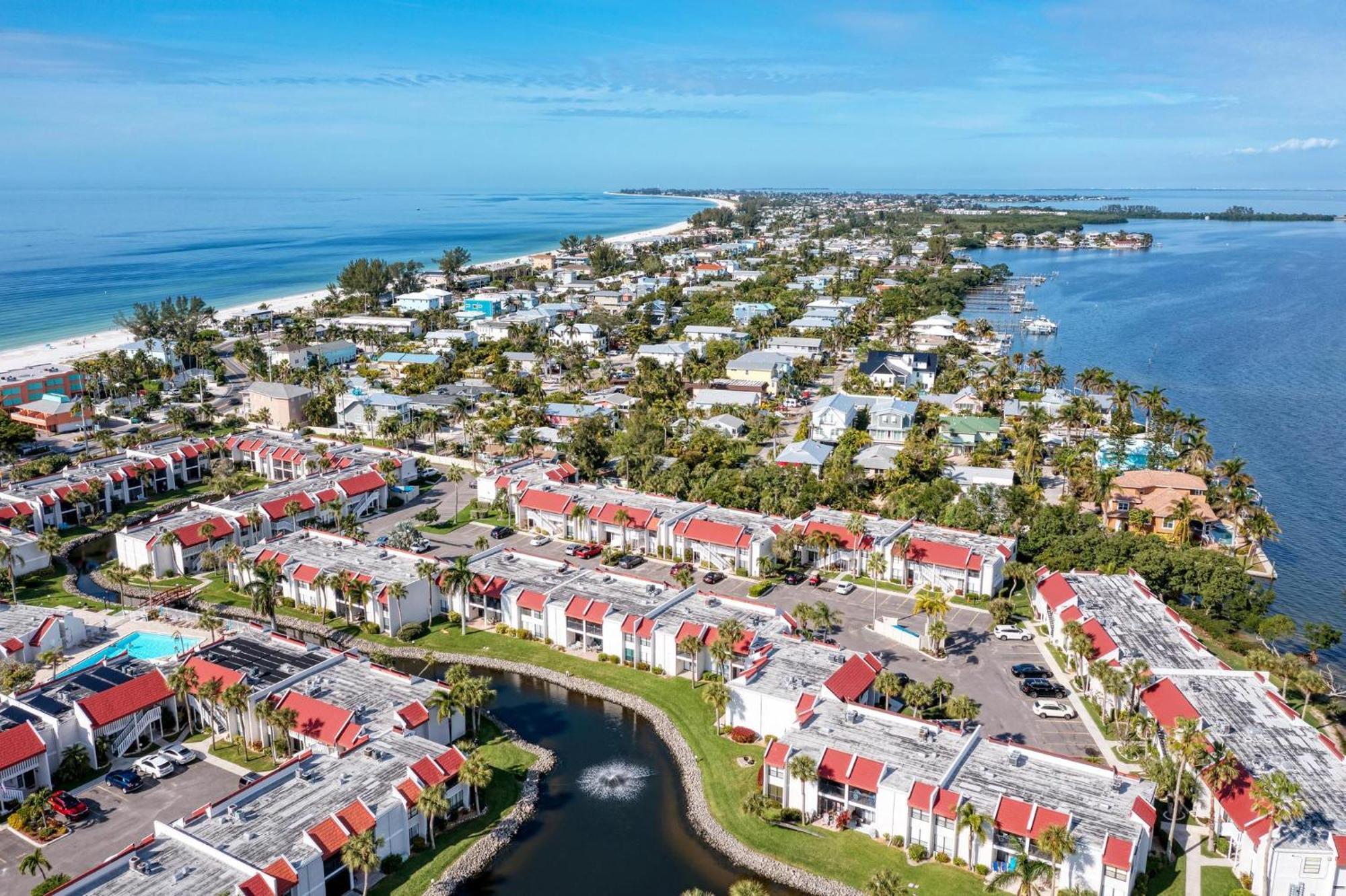 Anna Maria Island Runaway Tropical Dream-One Minute Walk To The Beach-Heated Pool Bradenton Beach Exterior foto
